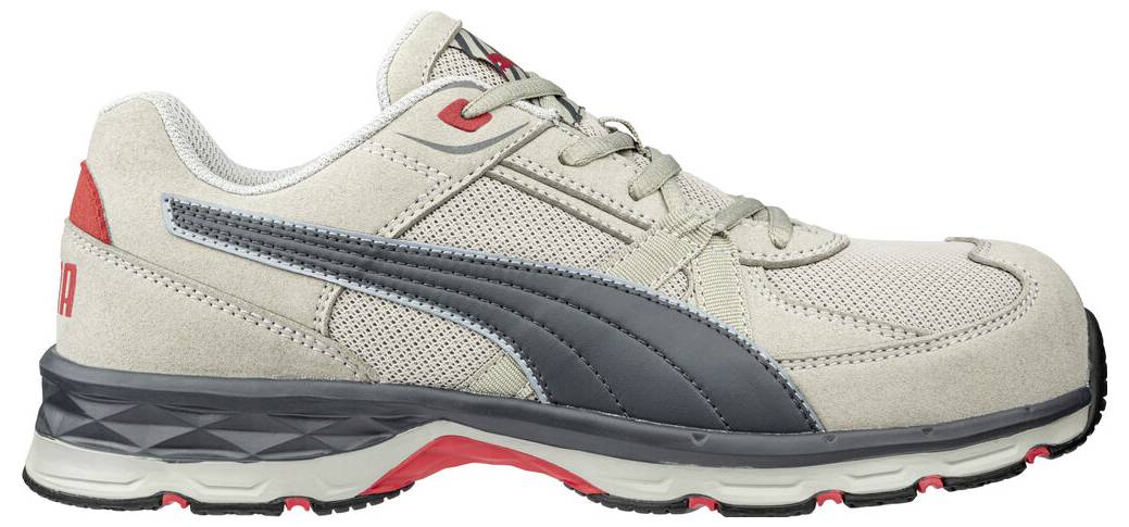 Béžová běžecká bota Puma s tmavě šedým bočním pruhem a červenými prvky, zobrazená v bočním pohledu na bílém pozadí.