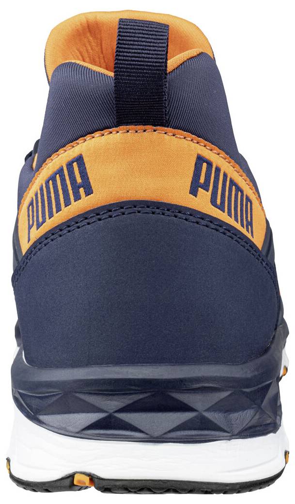 Zadní pohled na atletickou botu Puma v tmavě modré a oranžové barvě s bílou podrážkou, zobrazené na jednoduchém bílém pozadí.