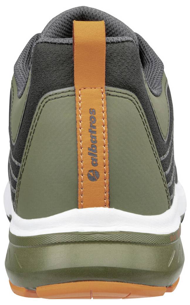 Pohled zezadu na olivově zelenou trekkingovou botu s oranžovým páskem na patě značky „adidas" a bílou podrážkou na prostém pozadí.