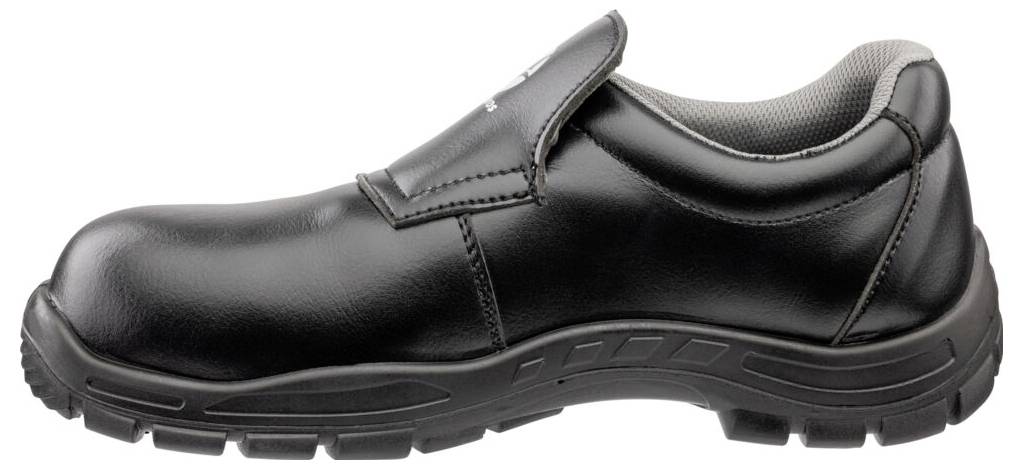 Černá pracovní slip-on obuv s tlustou profilovanou podrážkou a polstrovaným límcem, zobrazená v bočním pohledu na bílém pozadí.