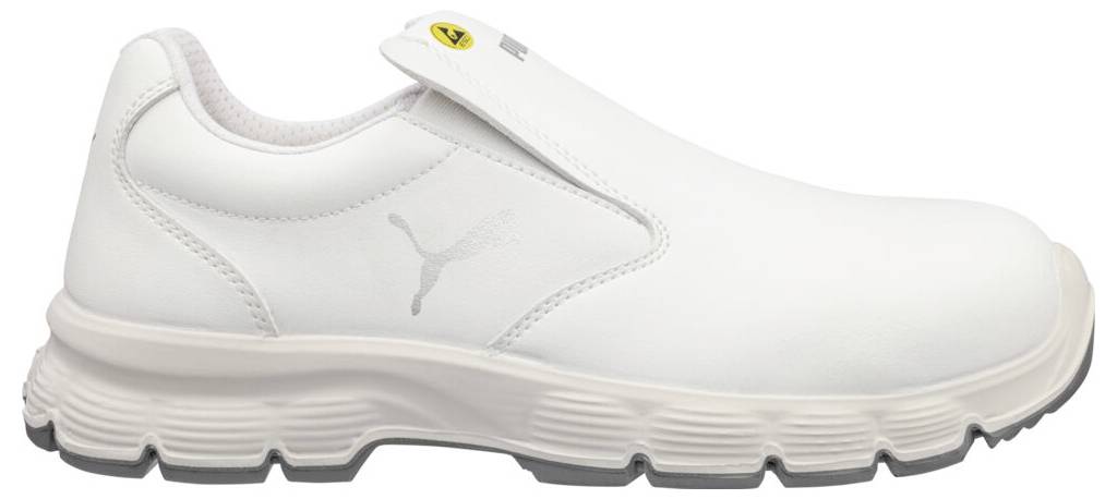 Bílá pracovní slip-on bota Puma s černou podešví s lepší přilnavostí a ochrannou špičkou, zobrazena v bočním pohledu na bílém pozadí
