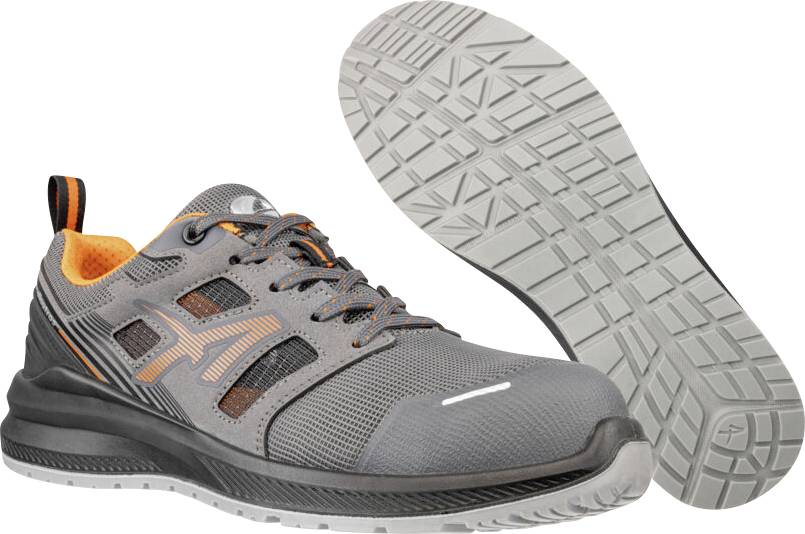 Šedý a oranžový pracovní sportovní boty zobrazeny se pohledem z boku a jejich dezénovanou podrážkou za nimi na bílém pozadí.