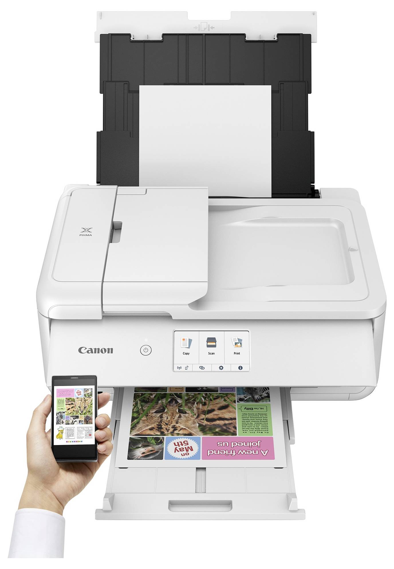 Canon multifunkční tiskárna tiskne stránku s barevnou fotkou, přičemž ruka drží smartphone zobrazující mobilní aplikaci používanou k ovládání tisku.