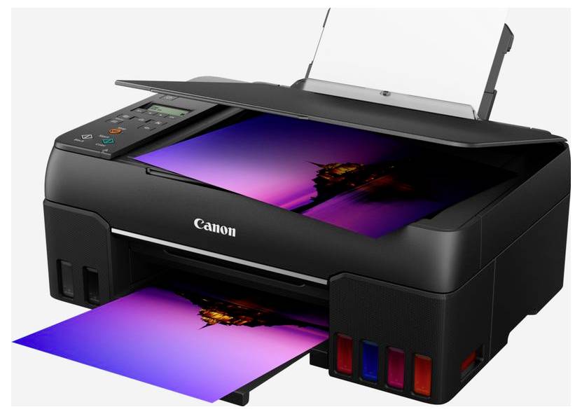 Černá inkoustová tiskárna Canon tiskující barevnou fotografii z výstupního zásobníku se viditelnými inkoustovými nádržemi a ovládacím panelem.