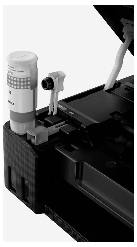 Detailní záběr na vnitřní mechanismus tiskárny, který ukazuje cartridge s inkoustem a součásti pro posun papíru uvnitř otevřeného přístroje.