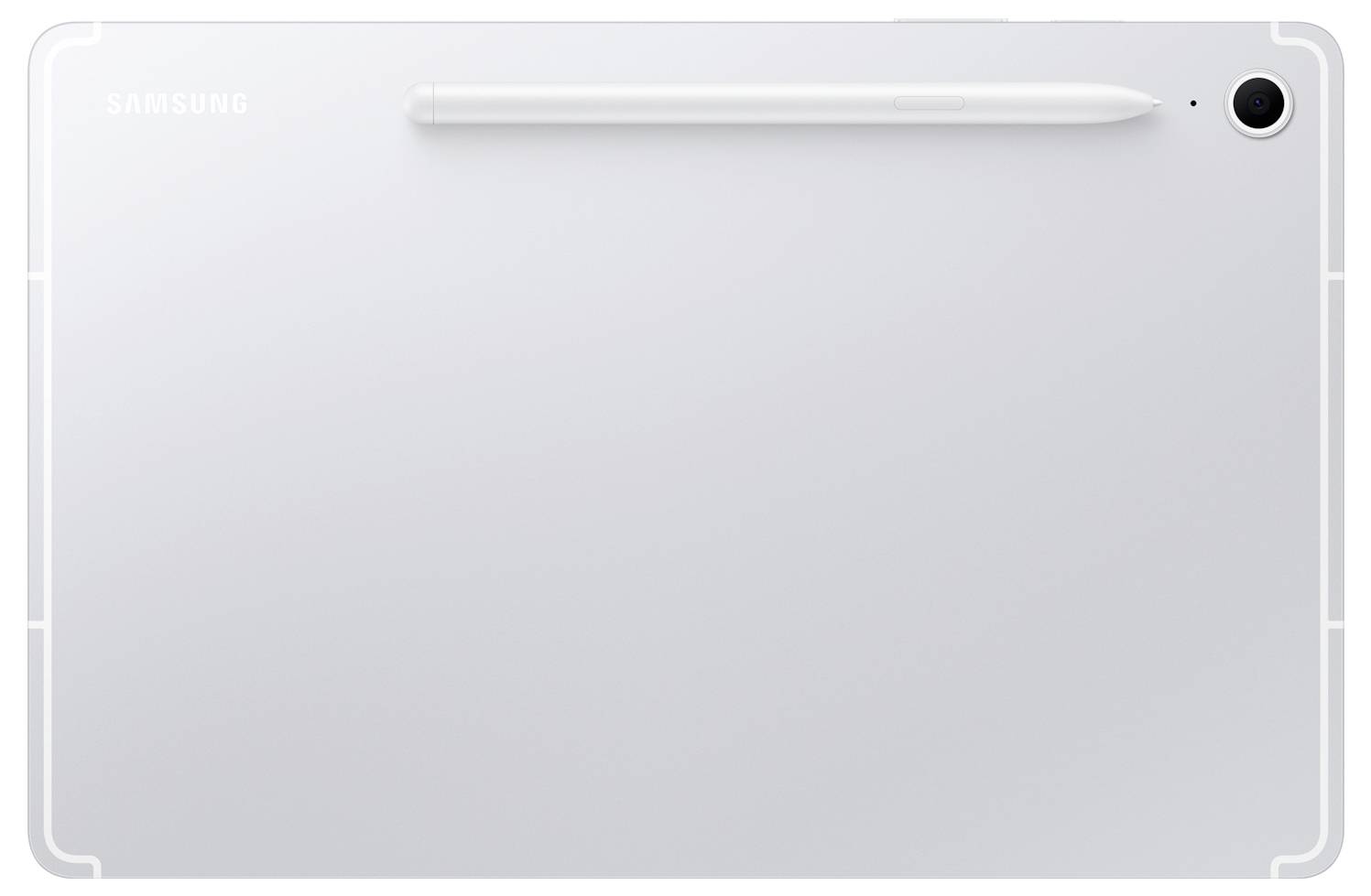 Zadní strana stříbrného tabletu Samsung s zadní kamerou v pravém horním rohu a stylem S Pen spočívajícím na horním okraji.