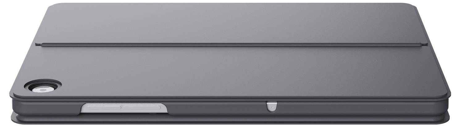 Uzavřený šedý notebook vidět zezadu, zobrazující zadní závěs a malý kruhový fotoaparát nebo senzor na levém okraji.