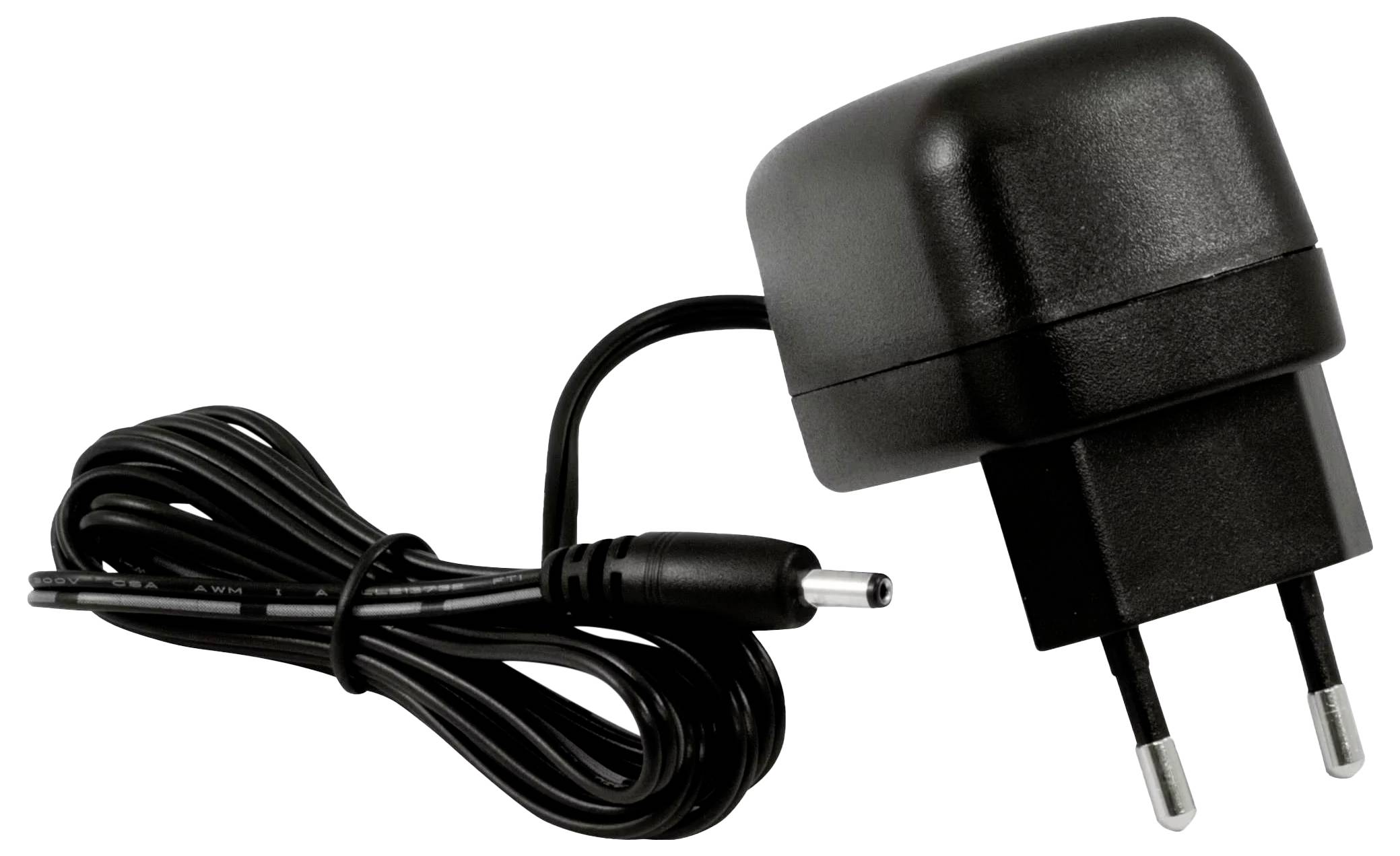 Černý AC adaptér se dvěma kolíky a připojeným krčeným kabelem zakončeným konektorem typu hlaveň na bílém pozadí