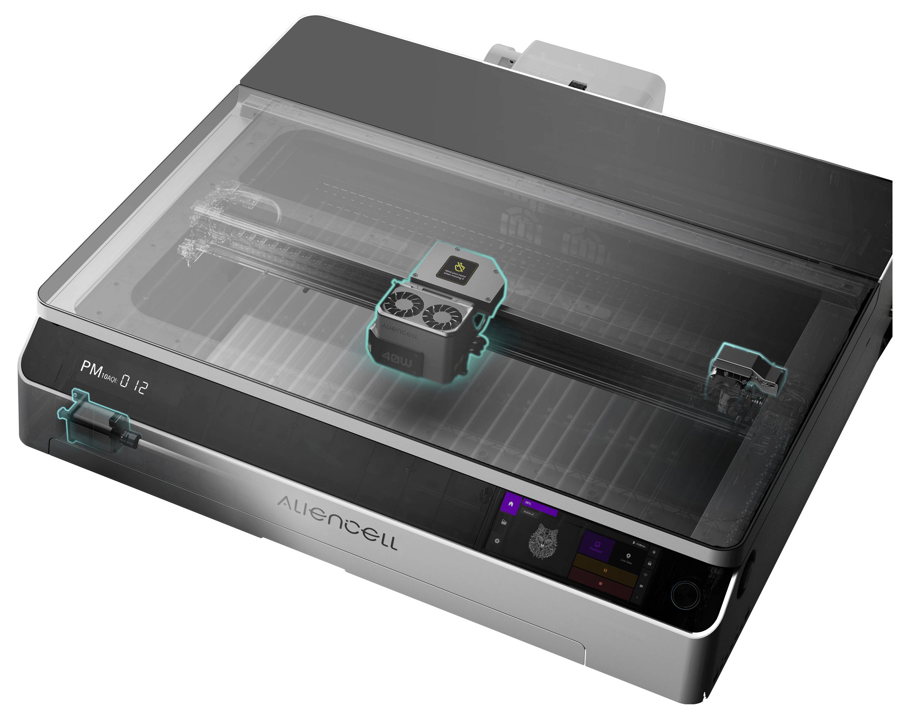 Stolní laserový řezací/gravírovací stroj s průhledným krytem a obrobkem uvnitř, zobrazený v pohledu stylizovaného produktu.