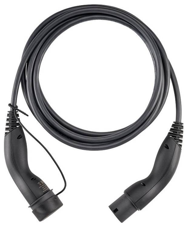 Černý kabel na nabíjení elektromobilů se dvěma rukovětmi konektoru, stočený a zobrazený na bílém pozadí.