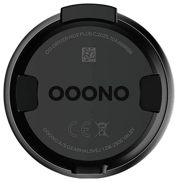 Zadní pohled na doplněk do auta Ooono označený „OOONO" a „CO-DRIVER NO2 PLUS", s regulačními značkami a QR kódem.