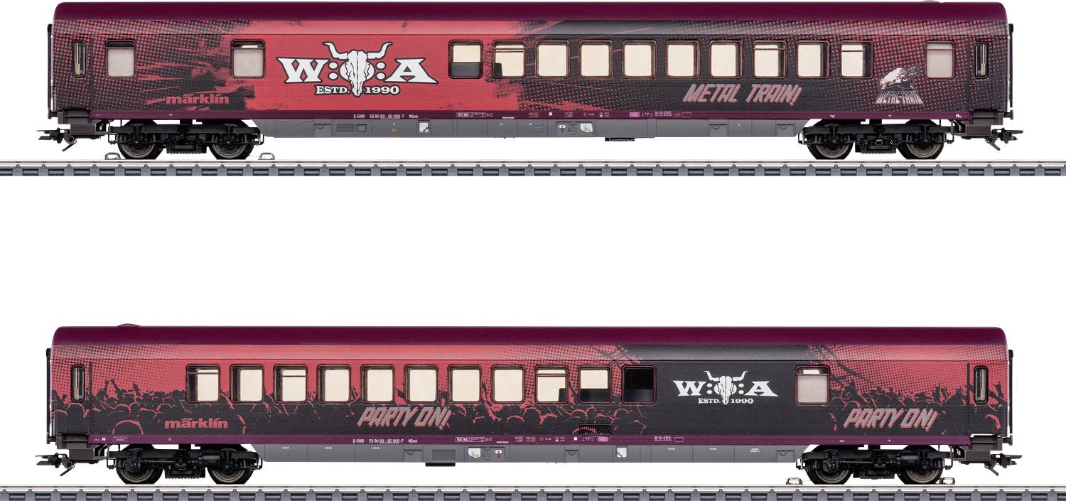 Dva modely vlaků v bočním pohledu v červené a černé barvě livery WWA na kolejích, označené "Metro Train" nahoře a "Party On!" dole.