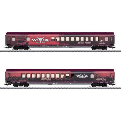 Dva modely vlaků v bočním pohledu v červené a černé barvě livery WWA na kolejích, označené "Metro Train" nahoře a "Party On!" dole.