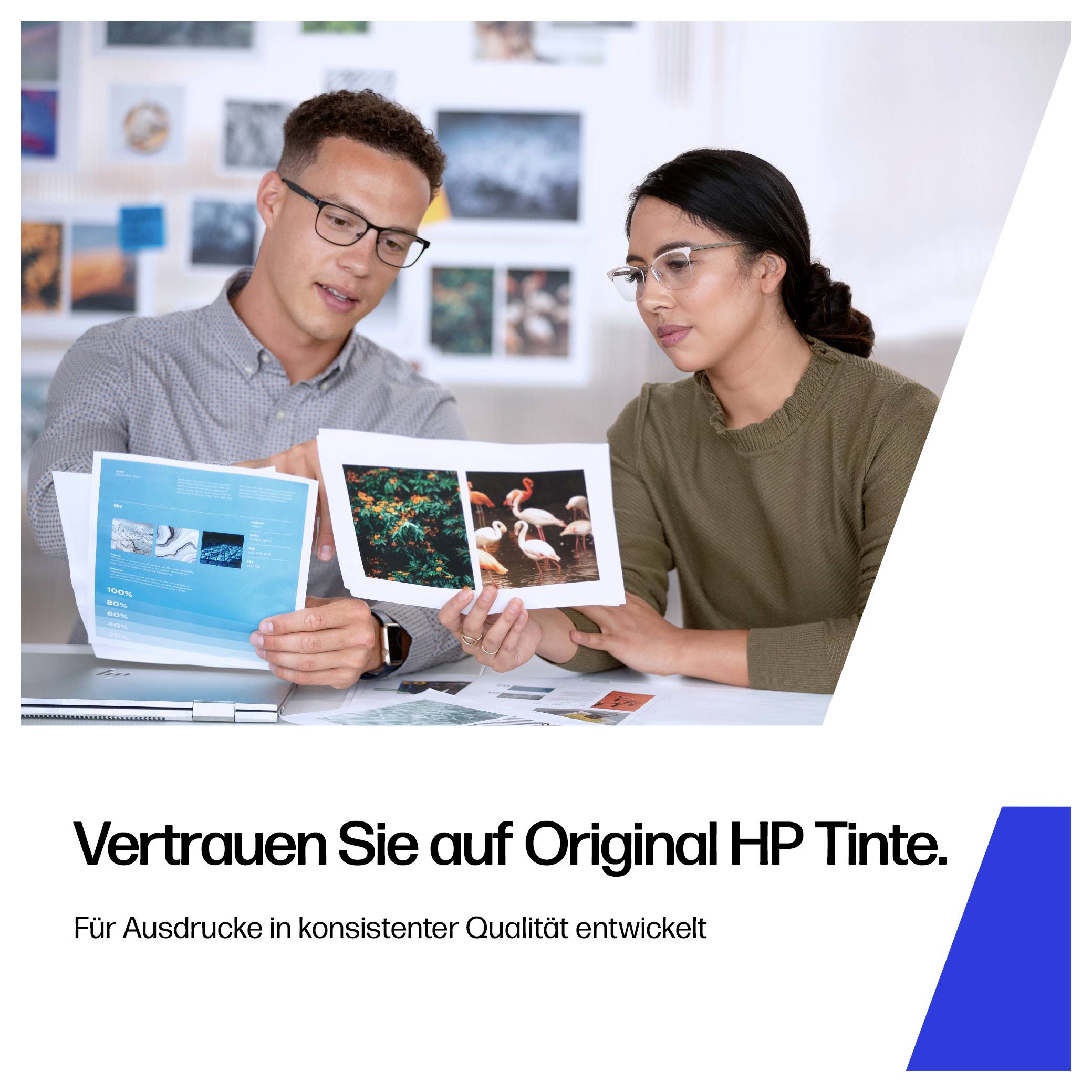 Dva lidé si prohlížejí vytištěné vzorky barevných fotografií a brožuru HP inkoustu, propagující konzistentní kvalitu tisku s textem "Důvěřujte originálnímu inkoustu HP."