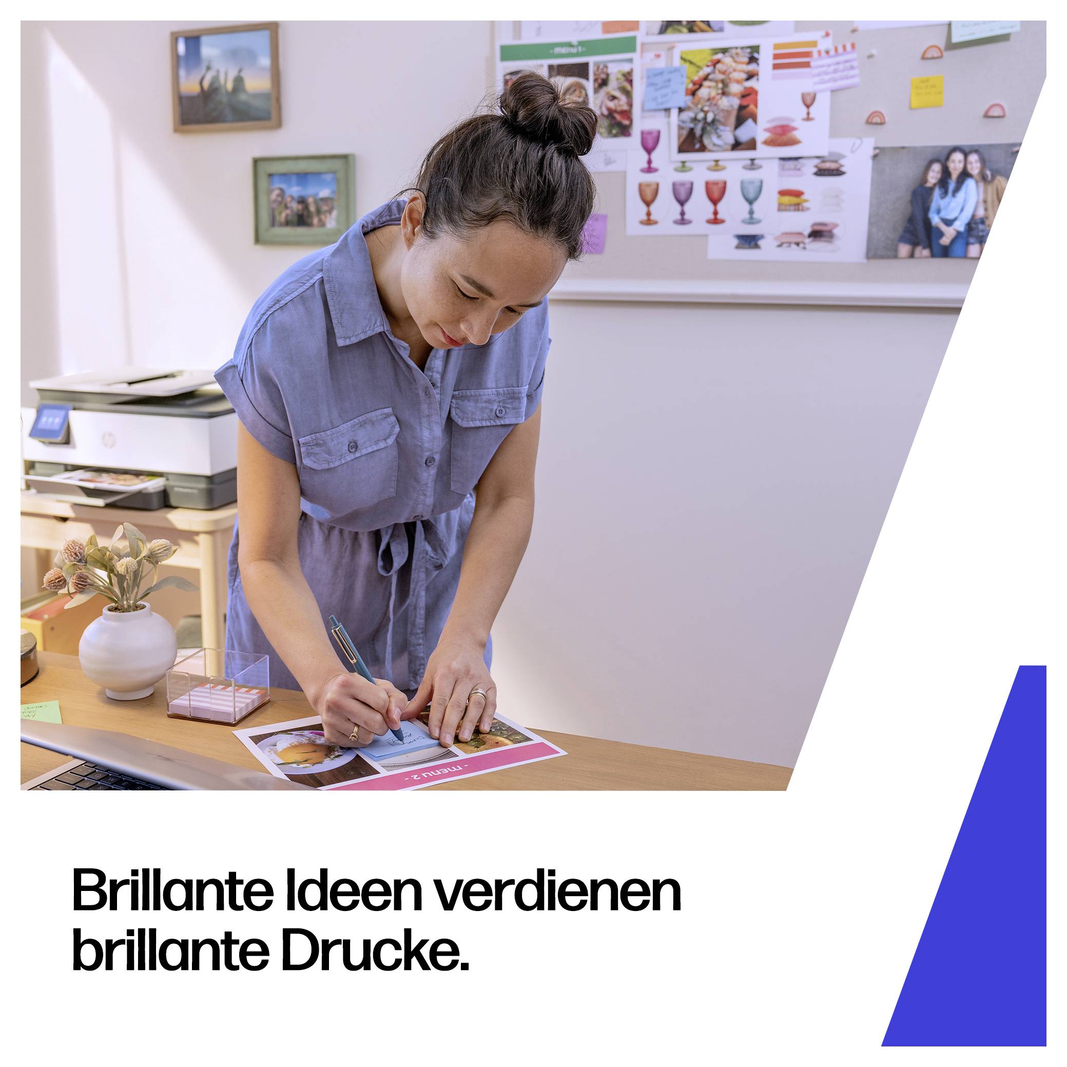 Žena navrhuje tisk na stole v kanceláři; německý text zní „Brillante Ideen verdienen brillante Drucke."