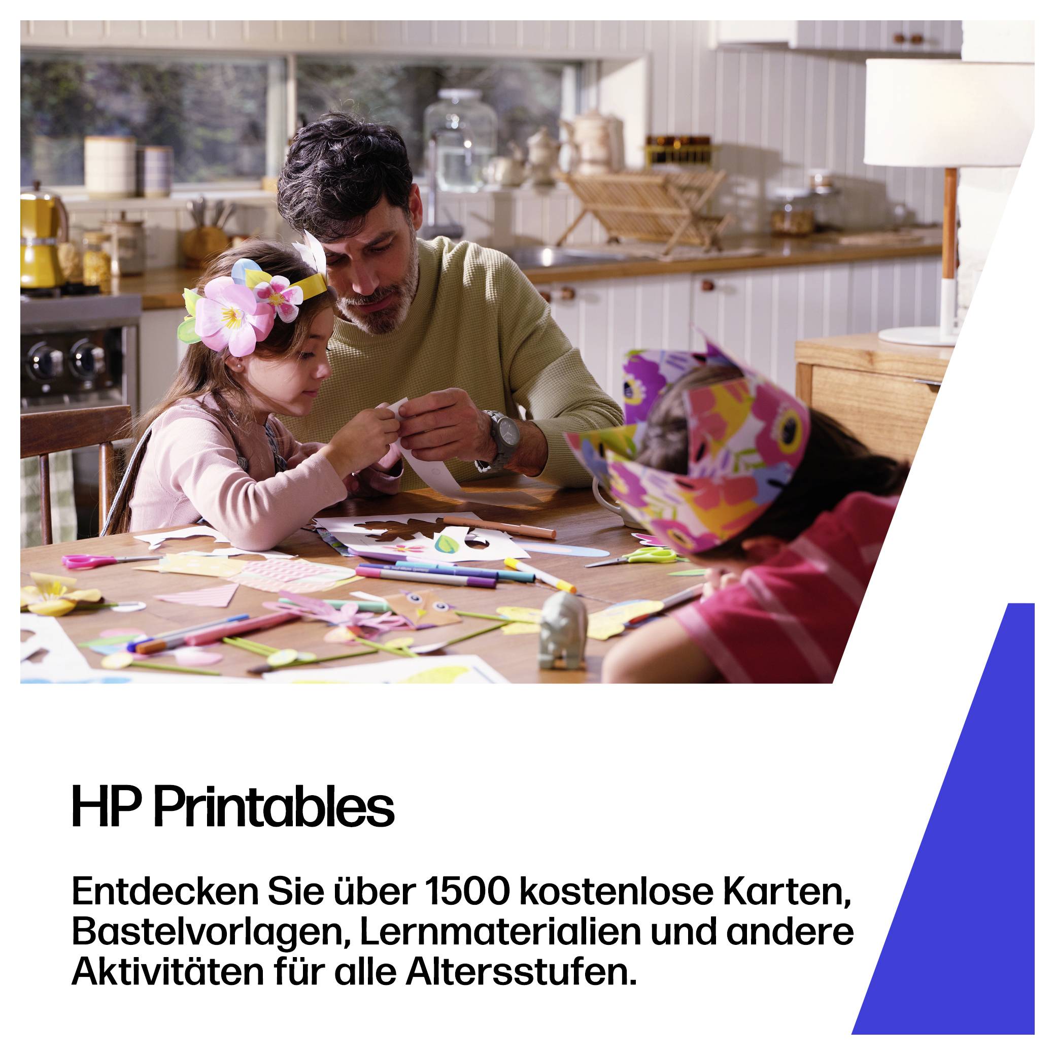 Otec a dvě děti vyrábějí řemesla u stolu, propagují HP Printables s německým textem o 1500 bezplatných pohlednicích, šablonách na tvoření, výukových materiálech a aktivitách pro všechny věkové kategorie.