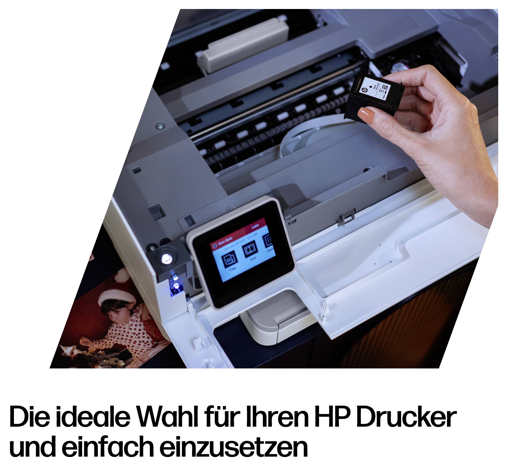 Ruka drží cartridge s inkoustem HP nad otevřenou tiskárnou; pod ní německý text říká, že je to ideální volba pro vaši tiskárnu HP a snadno se používá.