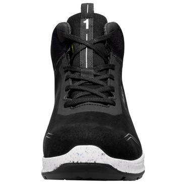 Černá sportovní bota zobrazená v přední pohledu se šněrovkou, bílou mezipodrážkou a tahem označeným "1" na jazyku boty.