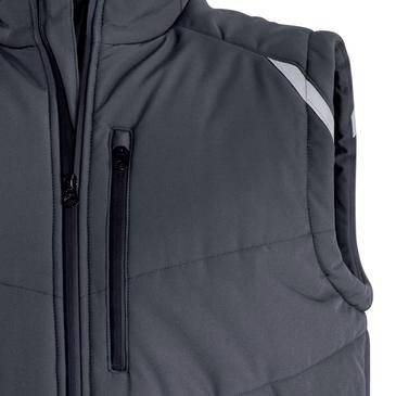 Detailní snímek tmavě šedé bundovky na zip s kapsami na prsou a na bocích, zobrazenou na bílém pozadí.