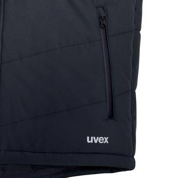 Detailní snímek černé prošívané vesty se svislou kapsou na zip a bílým logem "uvex" blízko lemu.