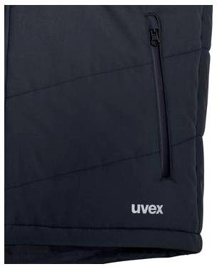 Detailní záběr černé bundy nebo vesty uvex se svislou kapsou na zip a logem uvex blízko lemu.