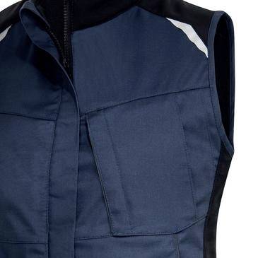 Detailní záběr na tmavě modrou bezrukávovou vestu se zapínáním na zip, vysokým límcem a reflexním detailem na ramenou.