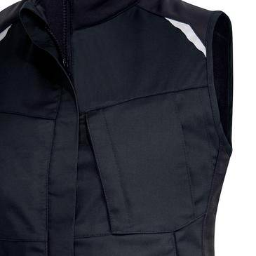 Detailní záběr na černou sportovní bundu nebo vesty se zipem vpředu s bílými akcenty na ramenou na jednoduchém pozadí.