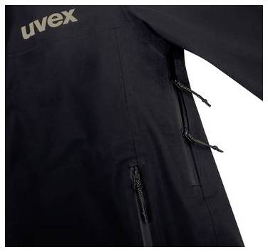 Detailní záběr na černou bundu Uvex ukazující logo na prsou a přední zip s textilními táhly.