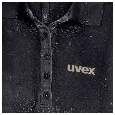 Detailní záběr na černé tričko nebo bundu uvex s zapínanou lištou, posypanou prachem nebo sněhem.