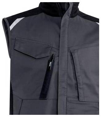 Detailní snímek černé bezrukávové bundy s vysokým límcem, přední zipper a více klopami a zipovými kapsami.