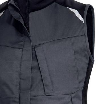Detailní snímek tmavě šedé bezrukávové pracovní vesty s předním zipem, kapsou na hrudi a reflexními akcenty na ramenech na jednobarevném pozadí.