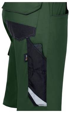 Boční pohled na zelené a černé pracovní kalhoty s více utilitárními kapsami a reflexním proužkem na nohavici.