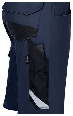 Detailní pohled na tmavě modré pracovní kalhoty se zesílenými černými panely na kolenou a bočním nákladním kapsou s reflexním páskem.