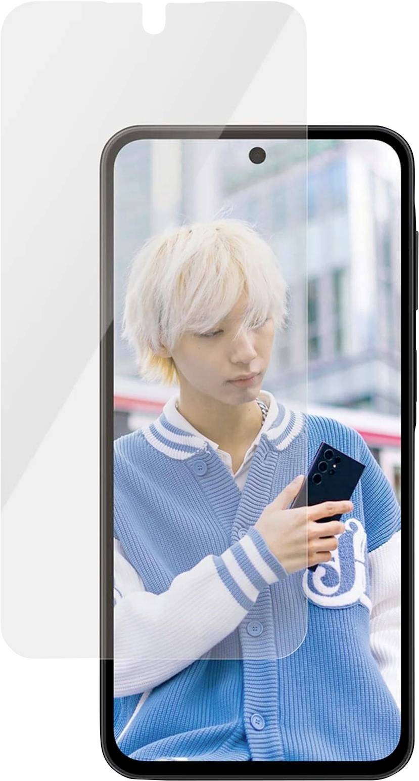 Mockup chytrého telefonu zobrazující osobu se světle blond vlasy v modrém svetru držící telefon, zobrazený jako náhled obrazovky na pozadí prázdného obrysu telefonu.