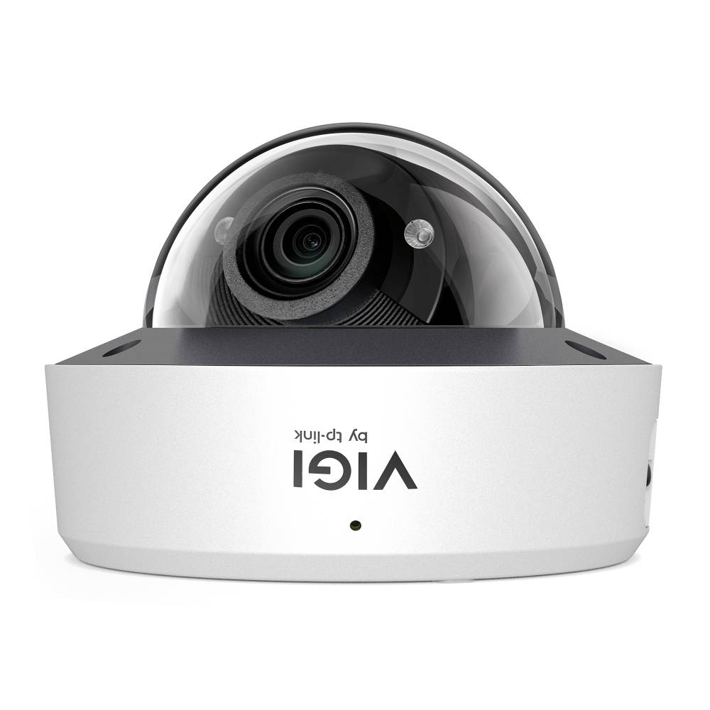 Bílá VIGI kamera TP-Link v designu dome pro bezpečnostní dohled, pohled zepředu s viditelnými čočkou a čirým ochranným kupolí.