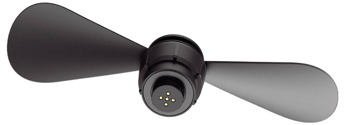 Stropní ventilátor se dvěma lopatkami, jednou tmavou a jednou světle šedou, zobrazený zepředu na bílém pozadí.