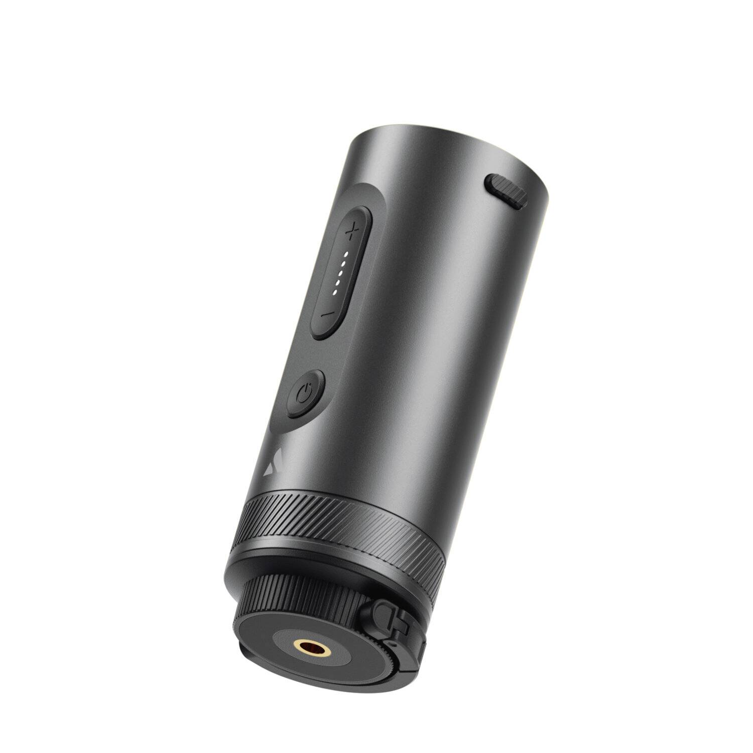 Černý válcový přenosný Bluetooth reproduktor s ovládáním hlasitosti, tlačítkem napájení, smyčkou na poprajem a nabíjecím portem na dně.