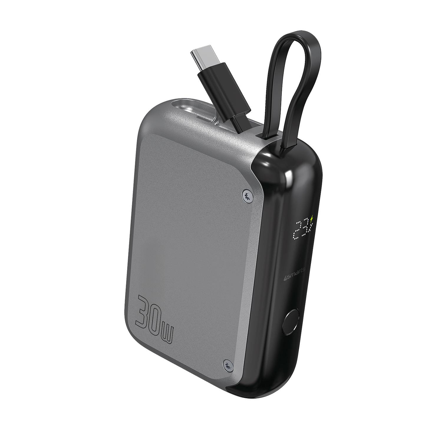 Přenosná powerbank 30W s vestavěným kabelem USB-C, digitálním displejem baterie a smyčkou na pásku na bílém pozadí.