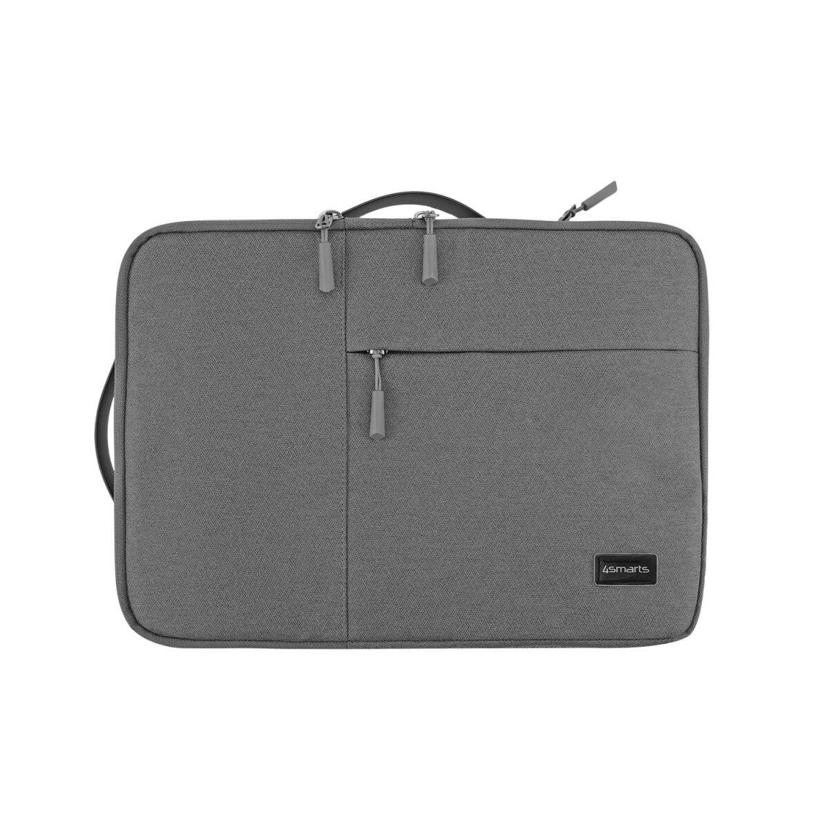 Šedá taška na notebook s rukojetí, přední kapsou se zipem a malou patch s logem na bílém pozadí.