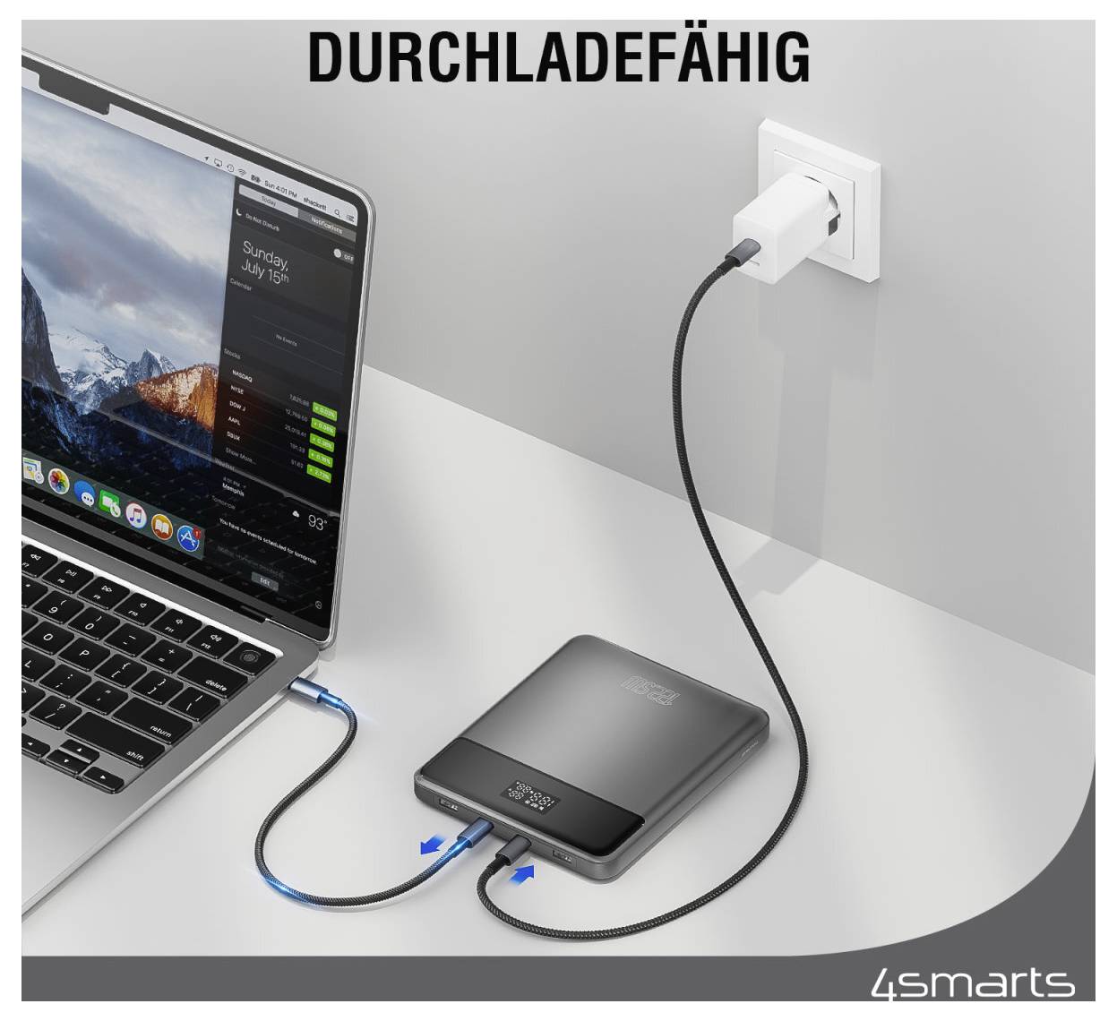 Notebook a powerbanka nabíjejí se současně ze síťové zásuvky, s německým textem "DURCHLADEFÄHIG" označujícím průchozí nabíjení.