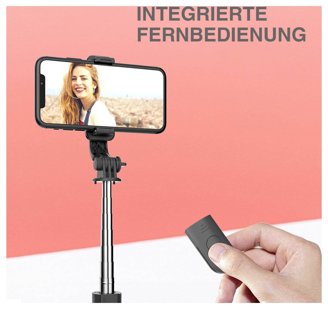 Smartphone na selfie tyči s rukou držící dálkový ovladač; text zní "INTEGROVANÝ DÁLKOVÝ OVLADAČ"