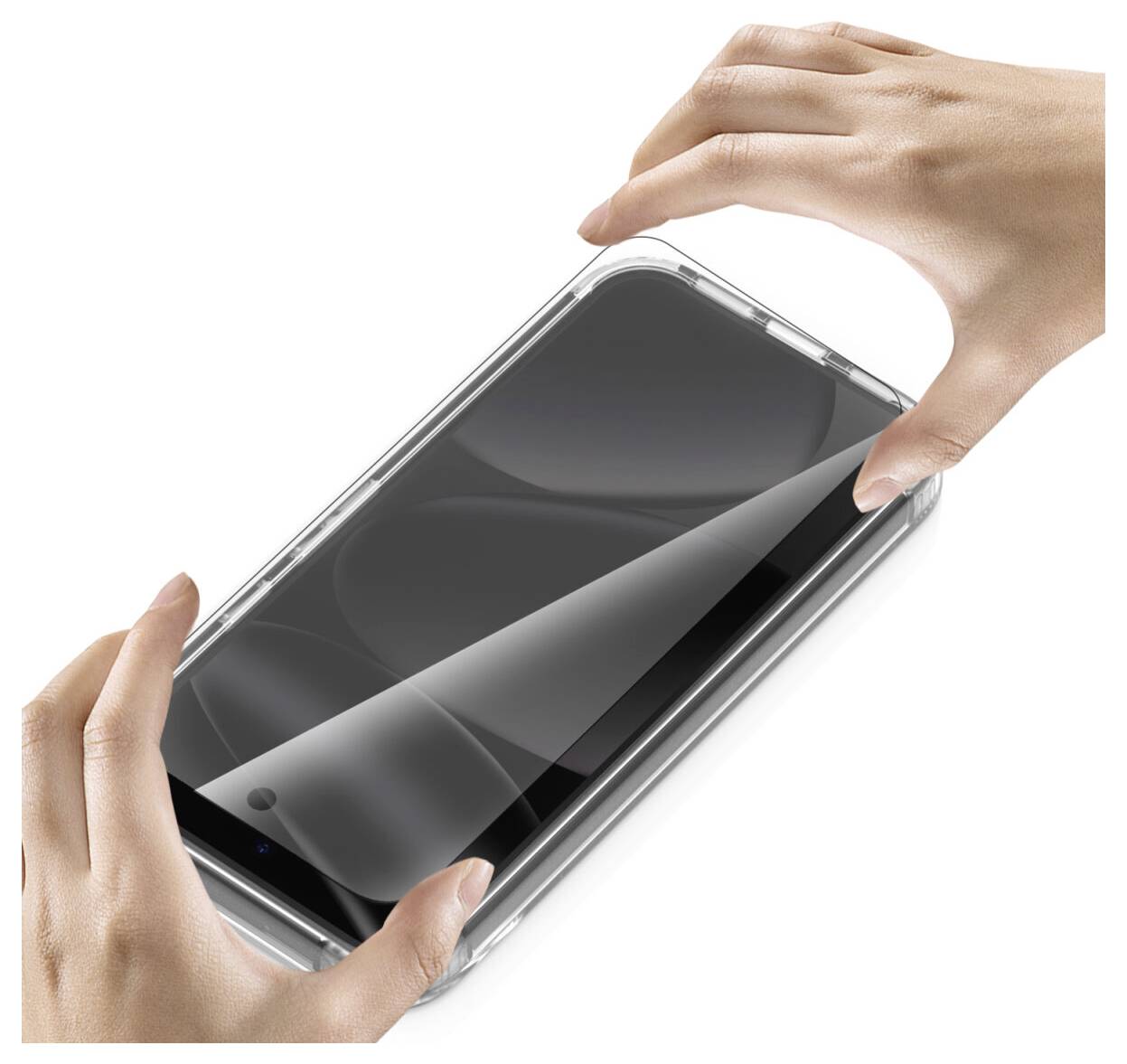 Ruce stahující ochranný film z displeje smartphone v průhledném pouzdru