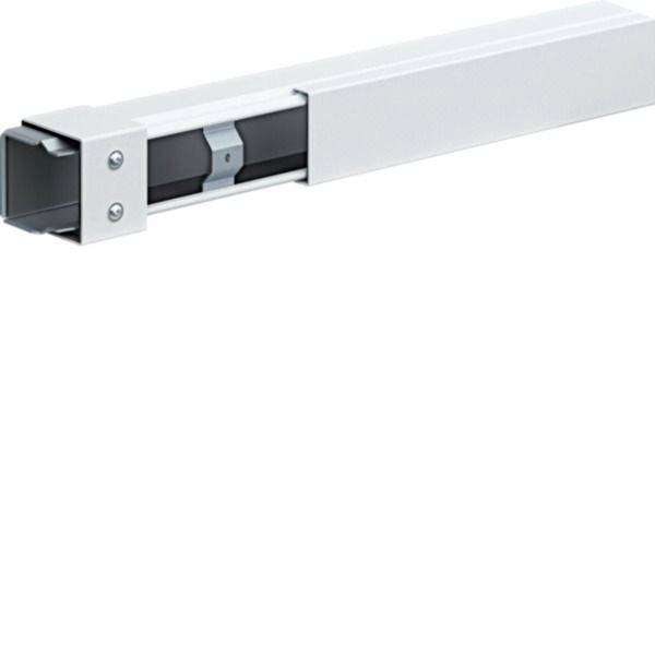 Detailní záběr na stříbrný obdélníkový kovový spojovací prvek nebo podpůrnou konzolu se viditelnými šrouby na bílém pozadí.