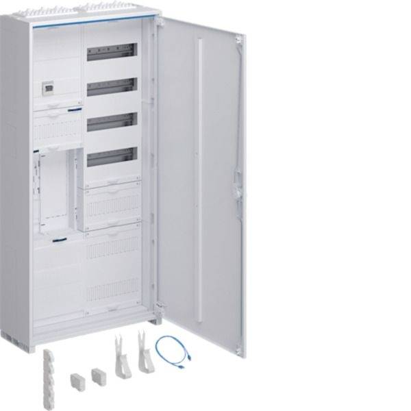 Otevřená bílá elektrická rozvodnice s nainstalovanými moduly a dveřmi, zobrazená s několika volnými instalačními příslušenstvím a modrým kabelem na jednoduchém pozadí.