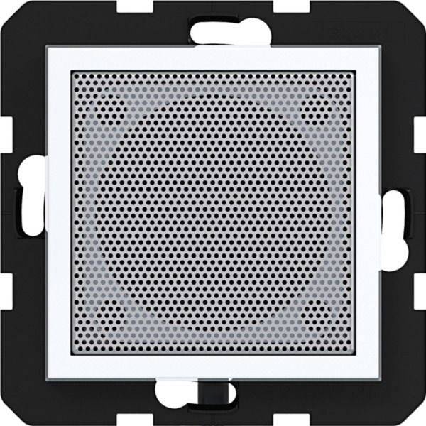 Zblízka fotografovaná čtvercová perforovaná kovová mřížka reproduktoru nebo ventilační panel připevněný v černém rámu.
