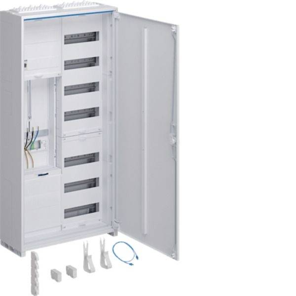 Otevřená skříň s elektrickým jistícím panelem s prázdnými DIN lištami, viditelná oblast s rozvodem, otevřené dveře a níže zobrazené montážní příslušenství.