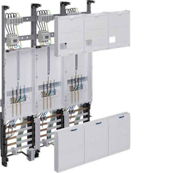 Průmyslový elektrický ovládací panel se namontovanými jističi, elektroinstalací a třemi nýtovanými bílými přístupovými kryty na kovové konstrukci.