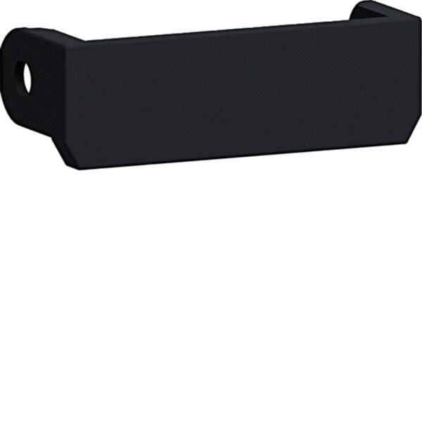 Černá kovová konzola s montážním otvorem na jednom konci a skloněnými hranami, zobrazená na bílém pozadí.