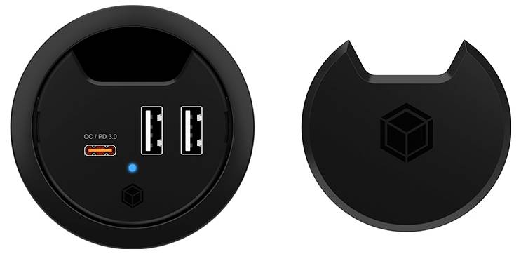 Černá kulatá USB nabíječka zobrazená zepředu a zezadu; přední strana má dva porty USB-A, jeden port USB-C označený „QC / PD 3.0" a modré indikační světlo.