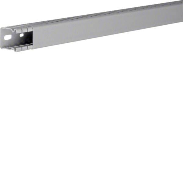 Dlouhý šedý kovový kanál nebo lišta s perforovaným koncem, zobrazený diagonálně na bílém pozadí.